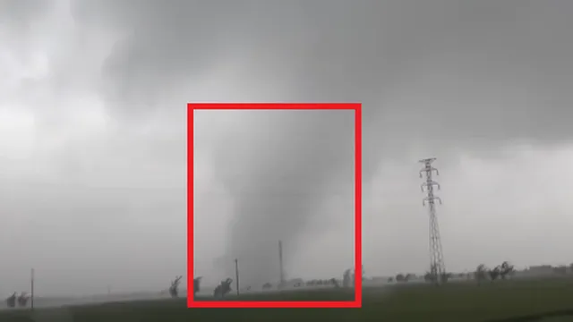 Khoảnh khắc hãi hùng cơn lốc xoáy "yêu quái" quét qua Ninh Bình khiến 6 người tử vong thương tâm