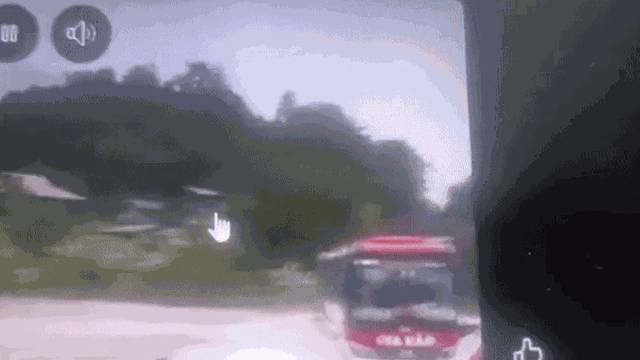 Xe khách chở 15 người mắc kẹt giữa dòng nước lũ ở Tuyên Quang đã được giải cứu ngoạn mục như thế nào?