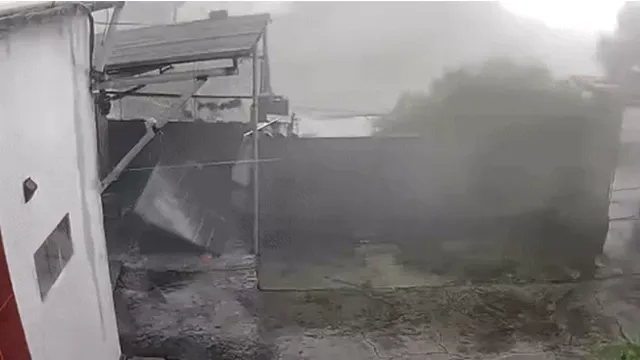 Hãi hùng 10 giây dông lốc cuốn bay nóc nhà ở Hải Phòng, 4 bà cháu may mắn thoát nạn trong gang tấc