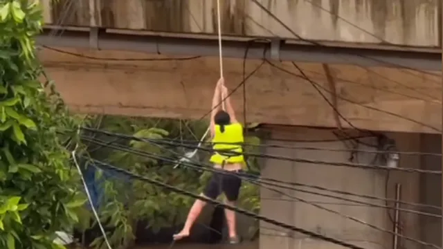 Thái Nguyên: Nghẹt thở khoảnh khắc thả dây cứu 3 người giữa dòng lũ xiết