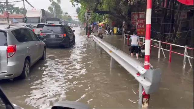 Clip: Người dân bì bõm "bơi lội" qua khu vực Xa La, viện K Tân Triều sáng 8/10