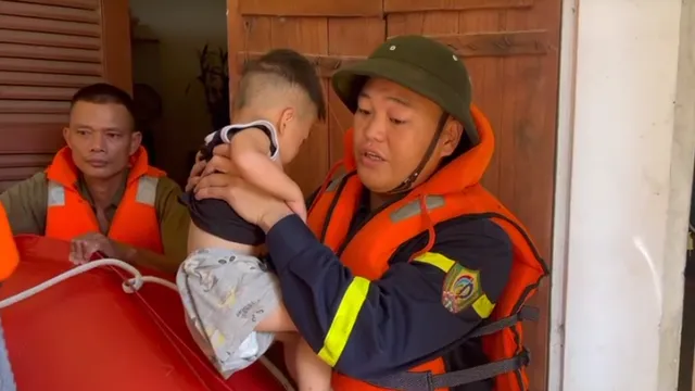 "Không sao, có chú đây rồi" - câu nói của chiến sĩ cảnh sát giữa tâm lũ khiến triệu người rưng rưng xúc động