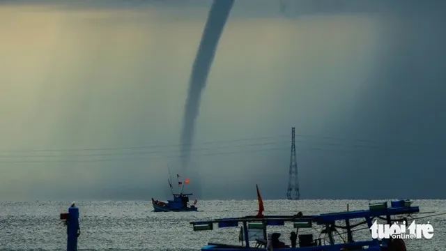 Hãi hùng chứng kiến vòi rồng xuất hiện 20 phút như yêu quái "quậy" trên biển Phú Quốc sáng 10/10