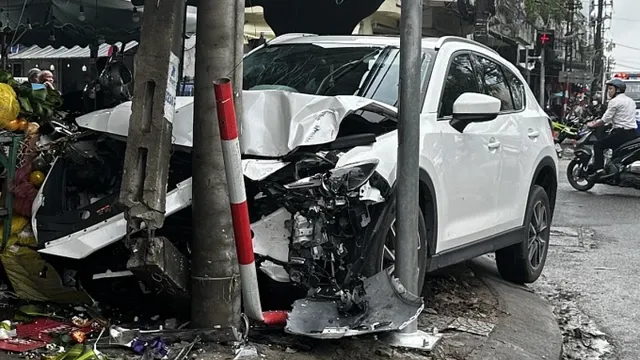 Hiện trường ám ảnh vụ ô tô mất lái lao lên vỉa hè nhiều người bị thương ở Đà Nẵng: Nhân chứng nói gì?