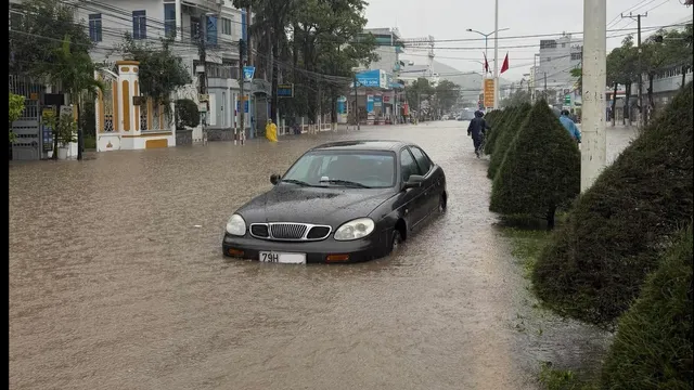 Chùm ảnh: Nhiều đường phố ở Nha Trang chìm trong biển nước sau cơn mưa lớn