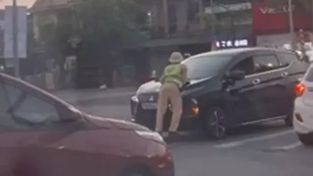 Clip: Hãi hùng khoảnh khắc cảnh sát giao thông bị hất lên capo ô tô lao vun vút trên đường