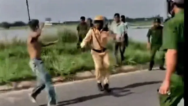 Clip: Thót tim cảnh Công an không chế tài xế ngáo đá chạy xe tải lạng lách trên đường, tự xưng bị nhiễm HIV