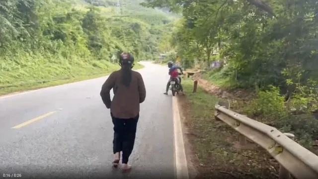 Cận cảnh khoảnh khắc người chồng quên vợ ở cây xăng, nhân viên phải phóng xe đuổi theo 8km để "trả vợ" khiến cộng đồng mạng cười nghiêng ngả