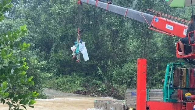 Cận cảnh pha giải cứu người mắc kẹt trong lũ: Nín thở trước từng nhịp cẩu đung đưa