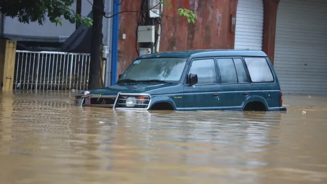 Xót xa nhìn loạt xế hộp cùng xe máy chìm trong biển nước lũ ở Huế