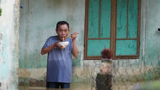 Hội An: Nhà ngập hơn 2 mét, bữa ăn vội trong nước lụt đầy xót xa