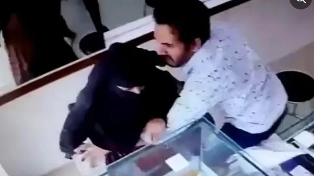 Clip: Chủ tiệm vàng tóm gọn một phụ nữ cầm súng giả với ý đồ xấu