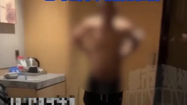 Cặp đôi hoảng hốt khi đang đêm thấy người đàn ông bán khỏa thân đứng cạnh giường ngủ