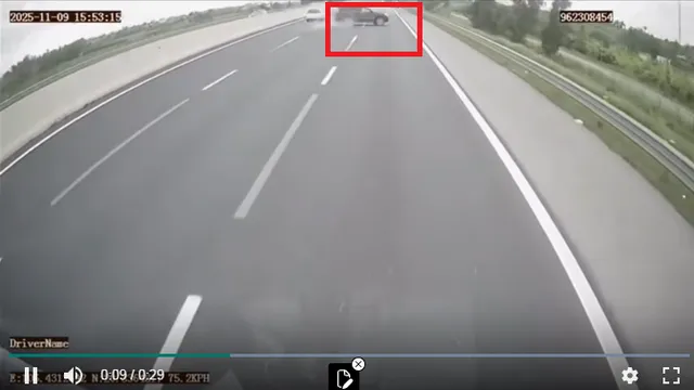 Lexus quay tròn rồi lật nghiêng trên đường cao tốc Hà Nội - Hải Phòng, đáng ngại cho những người trên xe