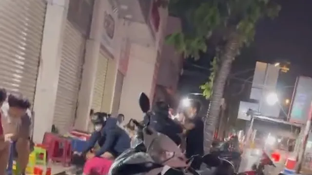 Người đàn ông đội mũ bảo hiểm nắm tóc kéo lê rồi ghì đầu một phụ nữ trẻ xuống vỉa hè là ai?