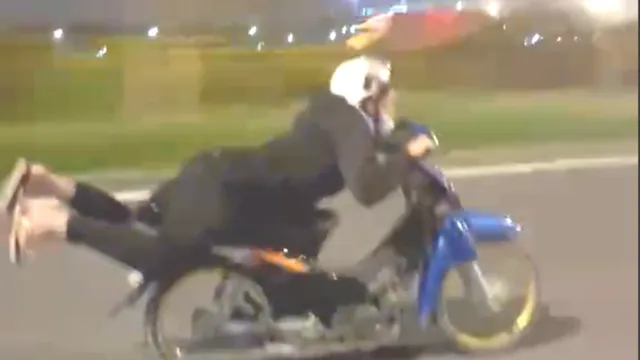 Cận cảnh nam thanh niên "diễn xiếc" với tư thế “núp gió” trên xe máy ở TPHCM