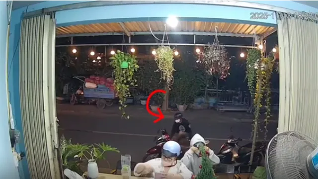Clip "chớp nhoáng" 8 giây gã đàn ông trộm luôn 1 xe máy trong ngỡ ngàng