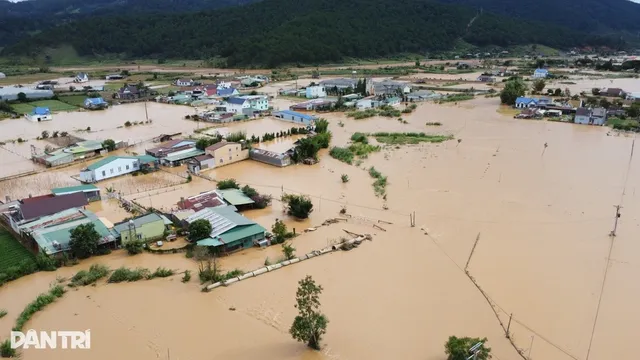 Khoảnh khắc lũ cuồn cuộn dâng ngập nhà dân ở Lâm Đồng, những xót xa trôi theo mênh mông nước