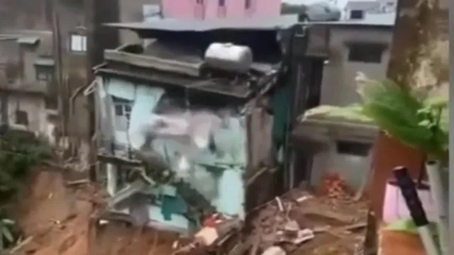 Đau lòng: Camera ghi khoảnh khắc căn nhà đổ sập và lung lay dữ dội bên vực thẳm