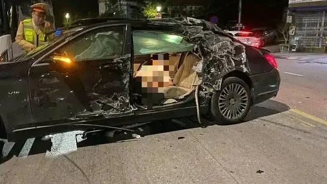Mercedes Maybach phóng "như tên bắn" đâm xe khách đỗ ven đường, 1 người tử vong: Nhân chứng nói gì?
