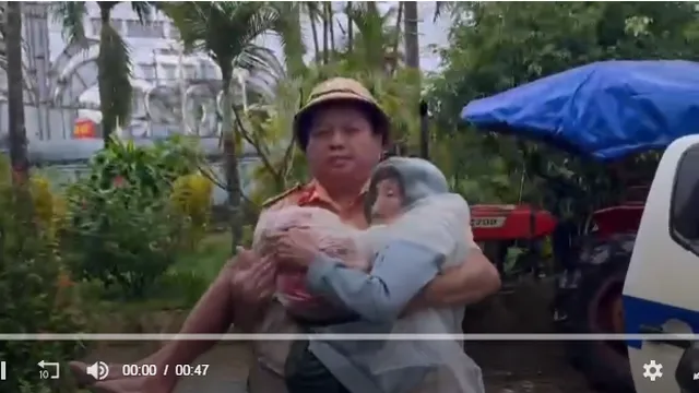 Clip: "Rơi nước mắt" cảnh CSGT cứu cụ bà 94 tuổi ngâm mình trong nước lũ nhiều ngày