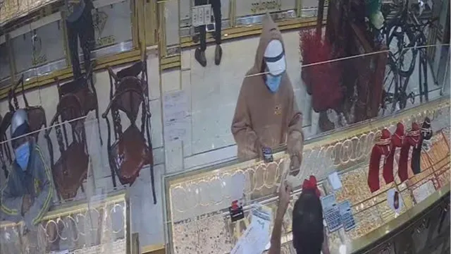 Clip: Nam thanh niên táo tợn cướp giật dây chuyền vàng trị giá hơn 128 triệu đồng nhanh như chảo chớp