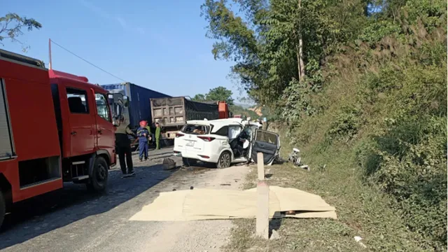 Clip 21 giây về khoảnh khắc ô tô 7 chỗ đâm xe tải, 4 người chết ở Lạng Sơn: Chi tiết đau lòng nhất liên quan hai vợ chồng