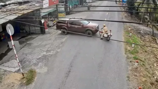 Clip: Xe bán tải tông thẳng vào xe đặc chủng của cảnh sát giao thông và tháo chạy