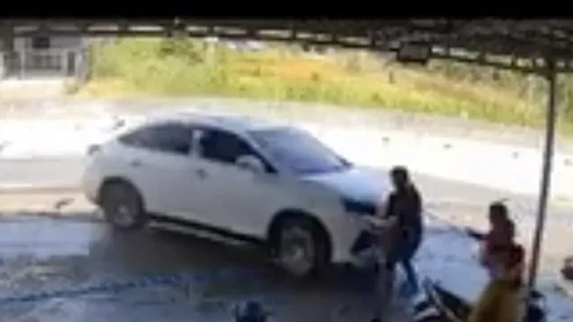 Clip phẫn nộ em trai lái ô tô đâm vào nhà chị ruột, tông chết em mình: Chi tiết xót xa từ nhân chứng