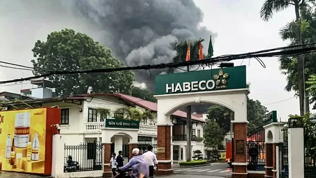 Clip: Cột khói đen bốc ngùn ngụt trong đám cháy rất lớn tại nhà máy bia Hà Nội Habeco
