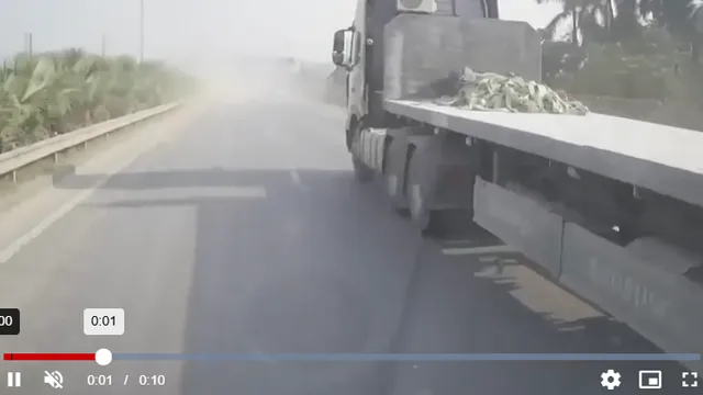 Clip: Xe khách tông thẳng xe hút rác trên cao tốc, hiện trường mịt mù ám ảnh