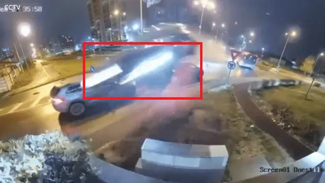 Đứng tim cảnh ô tô "bay" trên không trung vượt qua 2 xe khác như phim hành động