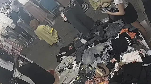 Xem clip 2 phút 10 giây bóc trần thủ đoạn tinh vi của người phụ nữ trung niên tại sạp quần áo