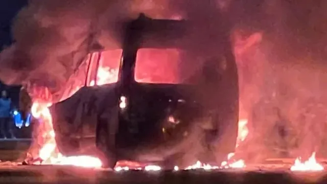 Clip ghi lại khoảnh khắc hãi hùng xe cứu thương tông container trên cao tốc TP.HCM – Dầu Giây