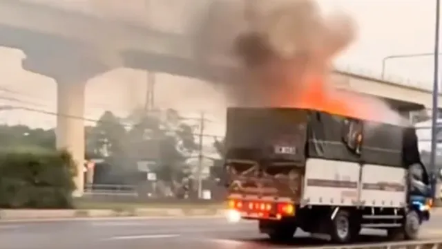 Khoảnh khắc thót tim lái xe chở pin đang cháy đến trụ sở cứu hỏa nhờ dập lửa