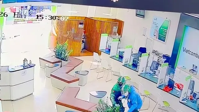 Thông tin chính thức về 2 đối tượng mặc trang phục giống tài xế Grab cướp ngân hàng khoảng 1,8 tỉ đồng: Hé lộ những hình ảnh sửng sốt