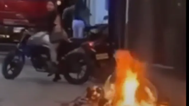 Bắt quả tang chồng ngoại tình, vợ đập rồi đốt xe máy trên phố và hành động gây sốc