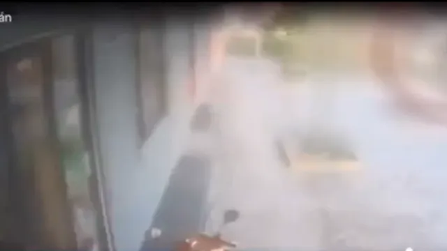 Camera bắt trọn khoảnh khắc hãi hùng xe tải tông loạt xe đạp điện trước cổng trường, hai người tử vong