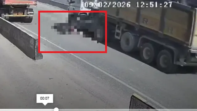 Khoảnh khắc đau lòng người đi xe máy tử vong sau cú phanh gấp và lao vào xe tải