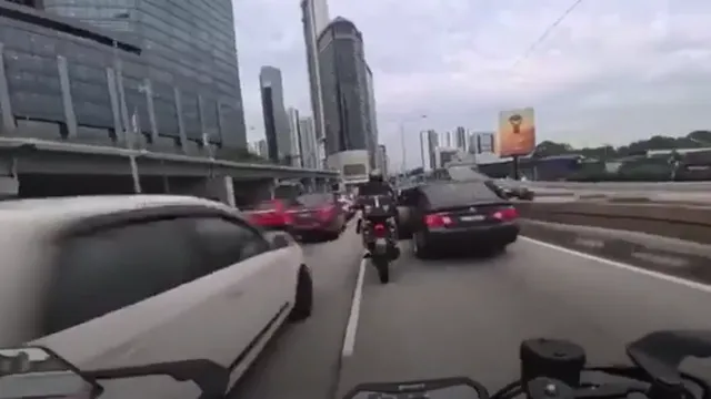 Bé gái tự mở cửa ôtô gây tai nạn liên hoàn cho 6 phương tiện