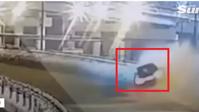 Ớn lạnh khoảnh khắc Mercedes bất ngờ lao khỏi cầu vượt, toàn bộ người trên xe thiệt mạng