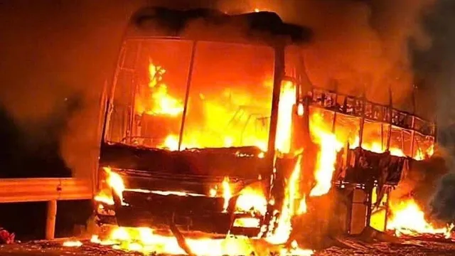 Ô tô khách chở 34 người bốc cháy ngùn ngụt trong đêm