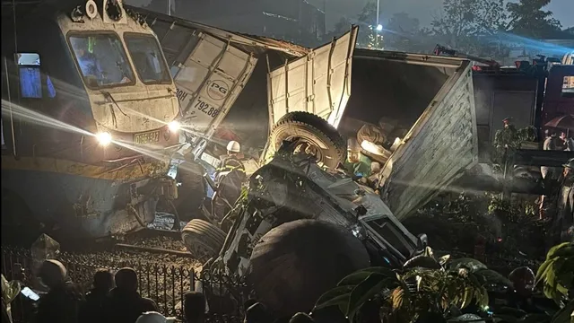 Một chi tiết lạnh gáy từ camera hành trình thời điểm tàu hoả tông trực diện xe tải vỡ nát vụn ở Hà Nội