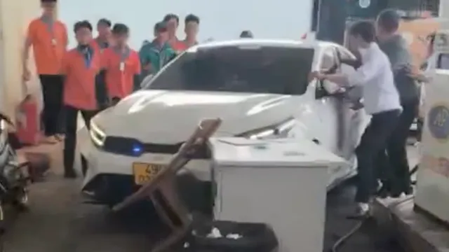 Khoảnh khắc điên cuồng thanh niên lao ô tô tông thẳng vào nhiều người sau cuộc ẩu đả ở Đà Lạt: Hé lộ điều hãi hùng