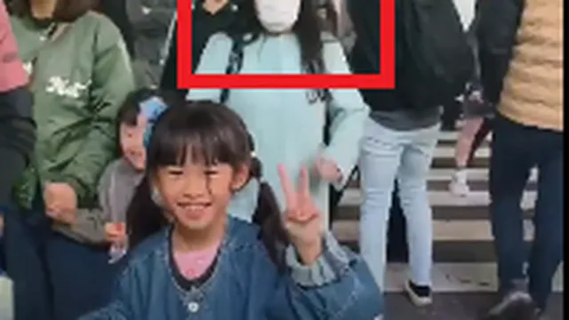 Bé gái bị một phụ nữ dùng khuỷu tay hất ngã ở ngay giữa đường: Clip ghi rõ hành động phẫn nộ, hé lộ nghi vấn hãi hùng