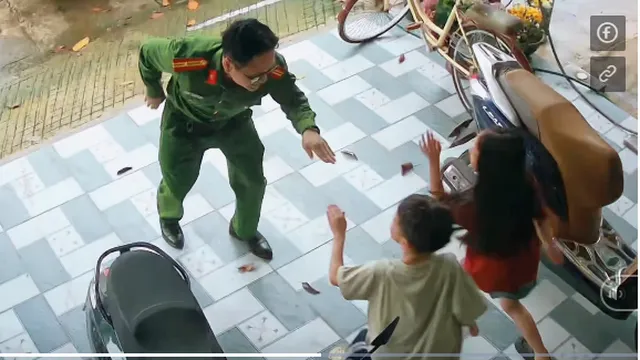 Clip 23 giây trước cửa nhà của chiến sĩ Công an và 2 con nhỏ gây sốt có gì?