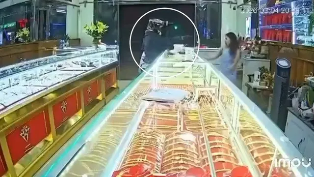 Truy tìm người đàn ông bịt mặt đe dọa bà chủ tiệm vàng ở Đắk Lắk