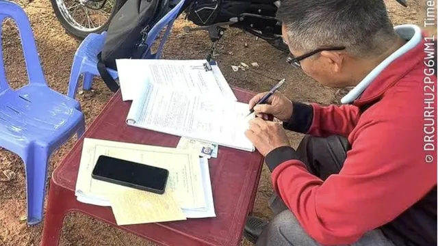 Danh tính tài xế xe biển xanh chở người "làm xiếc" trên quốc lộ