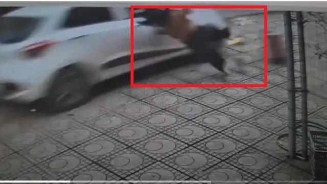Khoảnh khắc kinh hoàng: Cô gái đứng trên vỉa hè bị ô tô con tông trúng ngã văng xuống nền gạch, nữ tài xế lạnh lùng bỏ đi