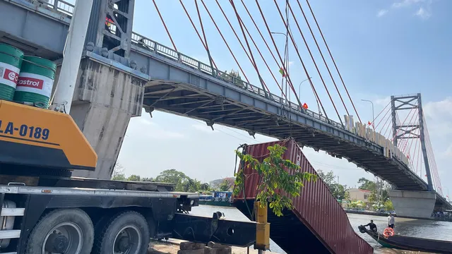 Clip: Hãi hùng khoảnh khắc container rơi xuống nước khi tàu 4.000 tấn vướng dây điện
